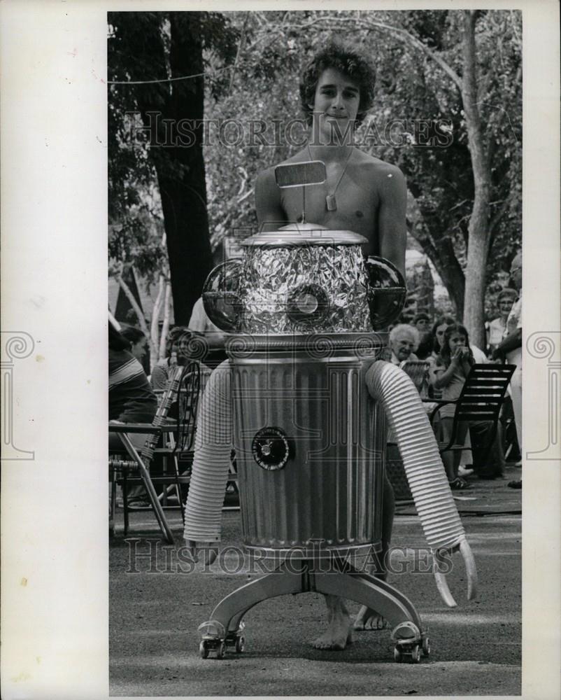 1977 Press Photo Paul Vintevoghel space age trash can - Historic Images