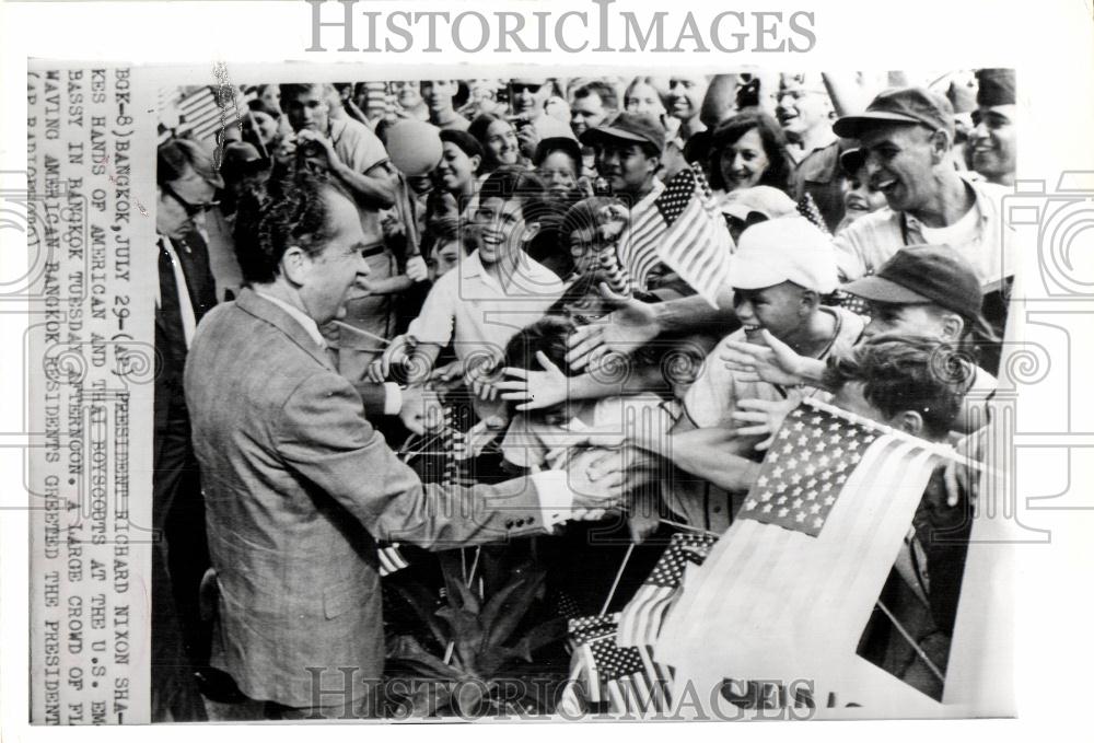 1969 Press Photo Richard Nixon Thair Boyscouts Bangkok - Historic Images