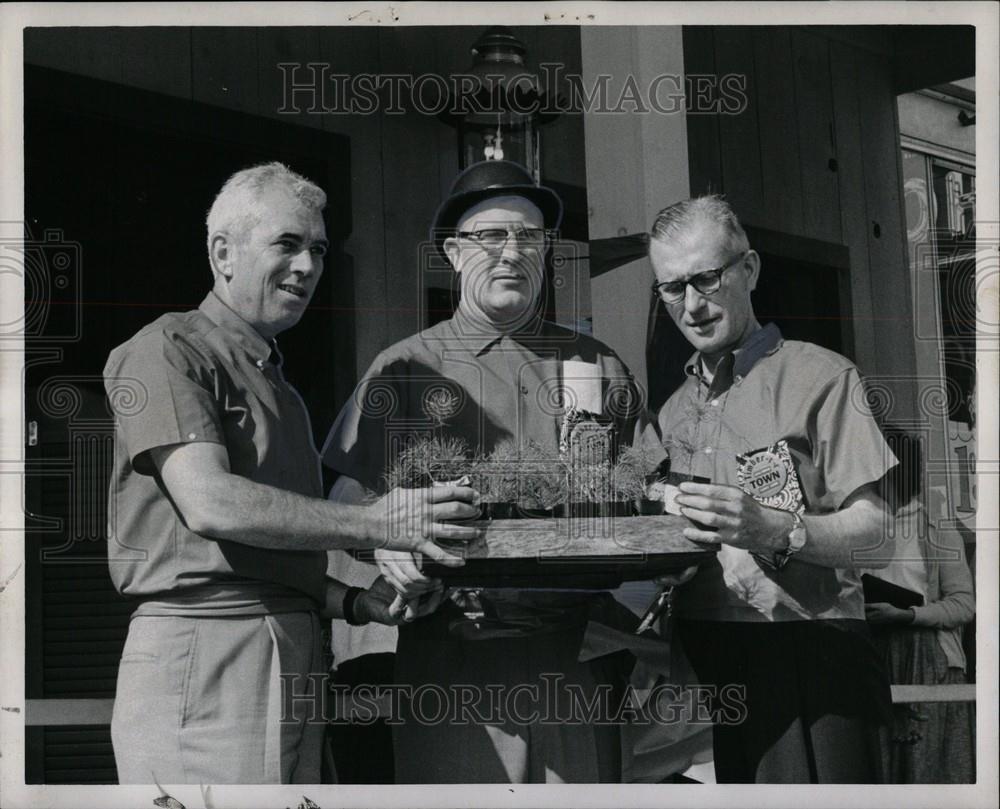 1963 Press Photo chamber hedgecock associate seedlings - Historic Images