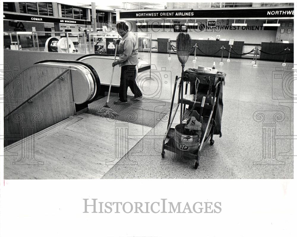 1983 Press Photo Carol Pickett Detroit Metro Airport - Historic Images