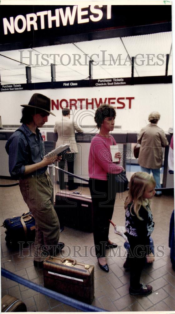 1986 Press Photo John Gane reads O&#39;Neill Metro Airport - Historic Images