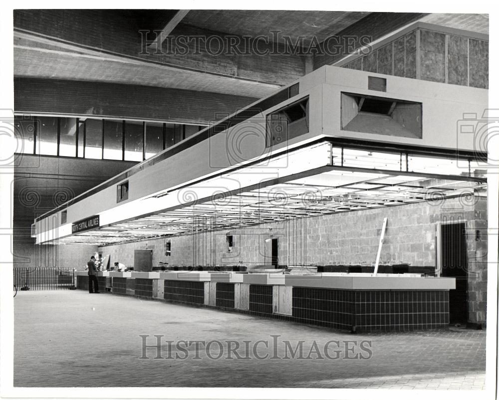 Press Photo Metropolitan Airport empty desks - Historic Images
