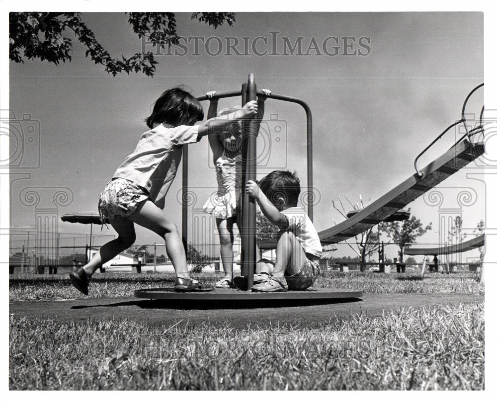 1961 Press Photo Metropolitan Beach - Historic Images