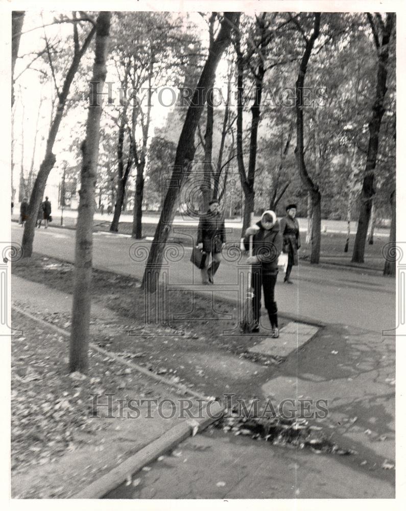 1983 Press Photo Leningrad Russia Soviet street sweeps - Historic Images