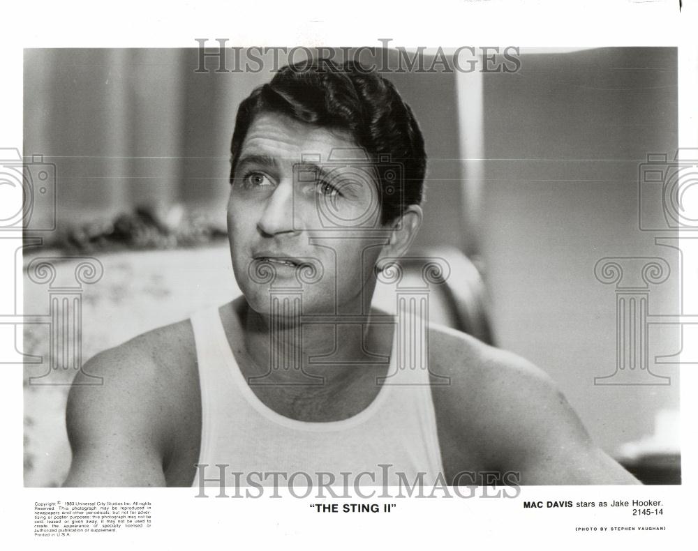 Press Photo MAC DAVIS STARS THE STRING - Historic Images