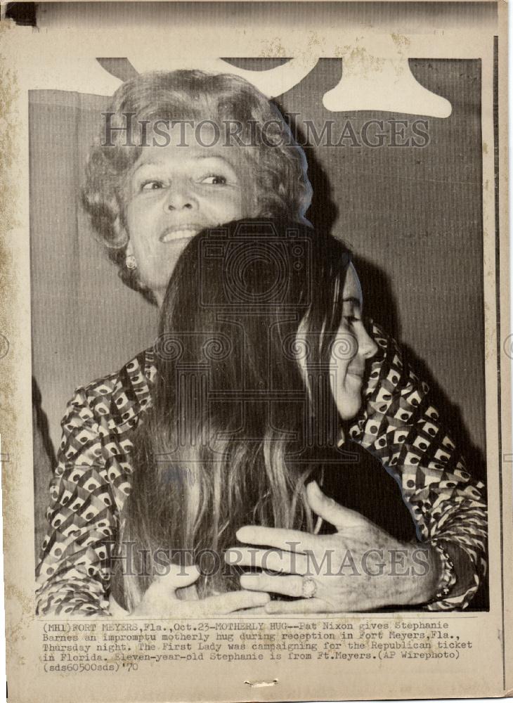 1970 Press Photo Pat Nixon Fort Meyers Hug Stephanie - Historic Images