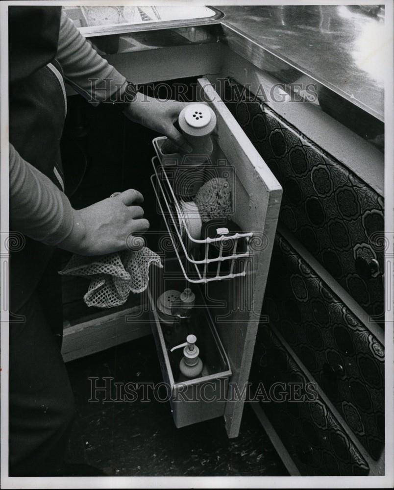 1970 Press Photo cleaning sink kitchen - Historic Images