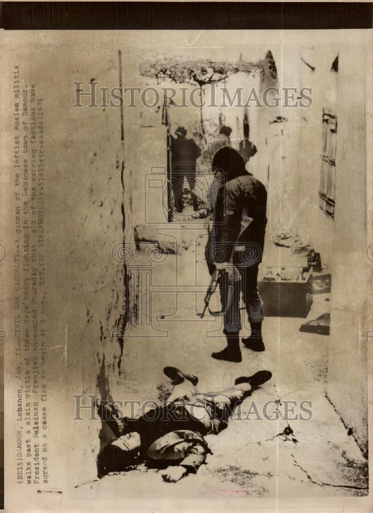 1976 Press Photo Moslem Lebaness Damour victim - Historic Images