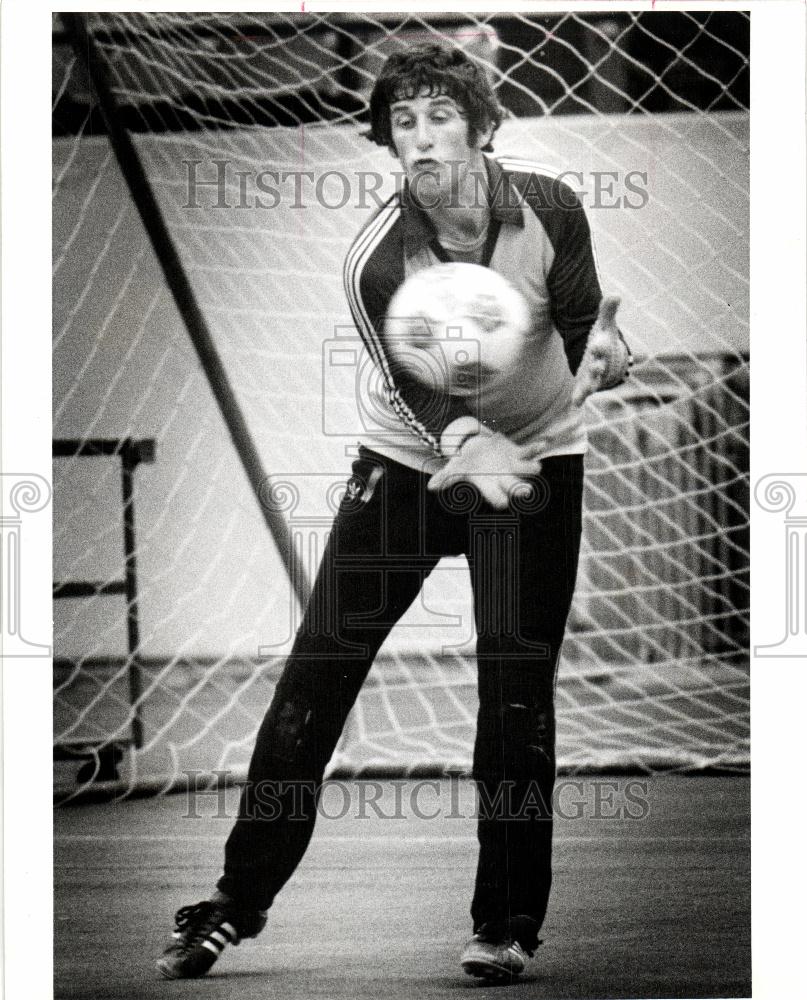 1980 Press Photo Jim Brown work soccer - Historic Images