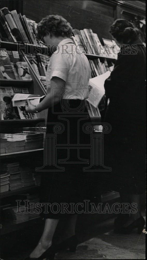 1953 Press Photo Browsing Magazines - Historic Images