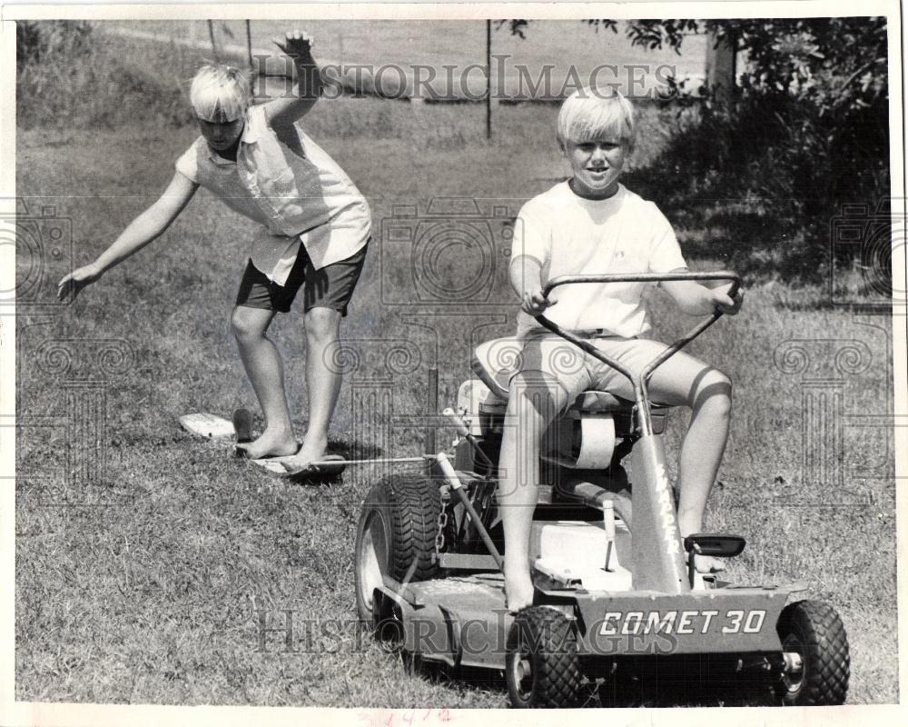 1970 Press Photo St Petersburg Kids Lawn Mower Skiing - Historic Images