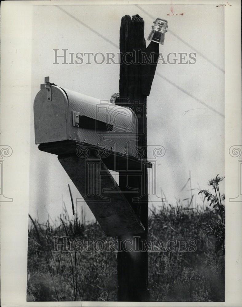 1969 Press Photo Darlington telegraph pole mailbox post - Historic Images