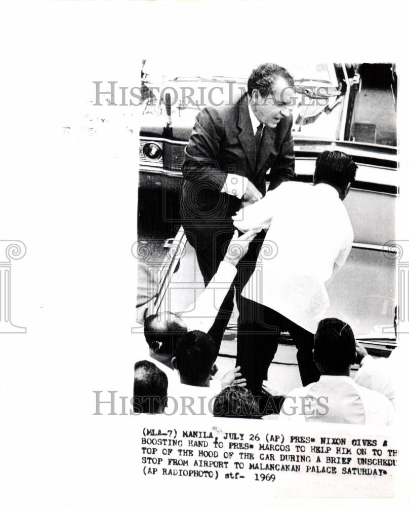 1969 Press Photo Pres Nixon helps Pres Marcos onto car - Historic Images