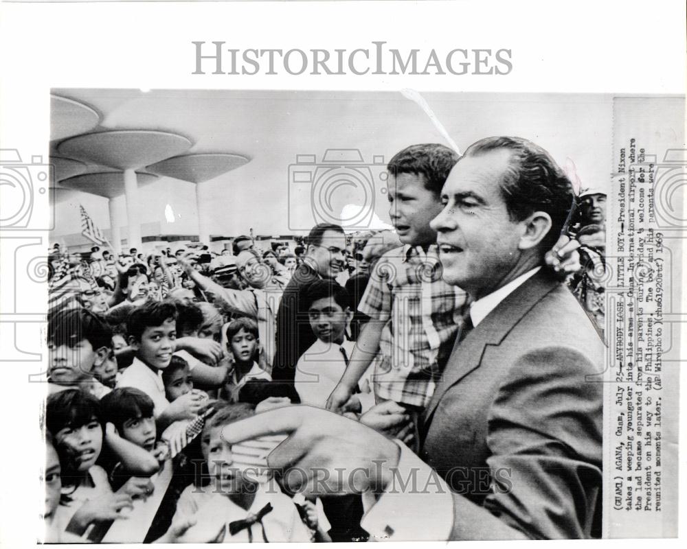 1969 Press Photo president nixon boy lost airport - Historic Images