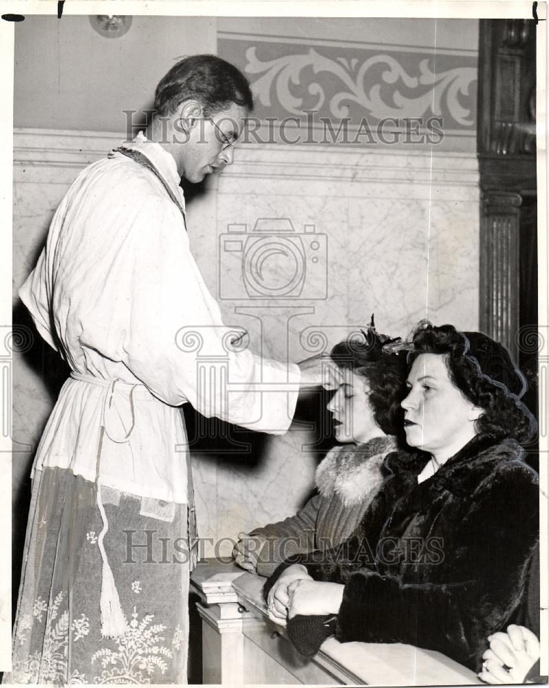 1945 Press Photo Rev.Fr. P.W. O&#39;Brien Worshipers Paul - Historic Images