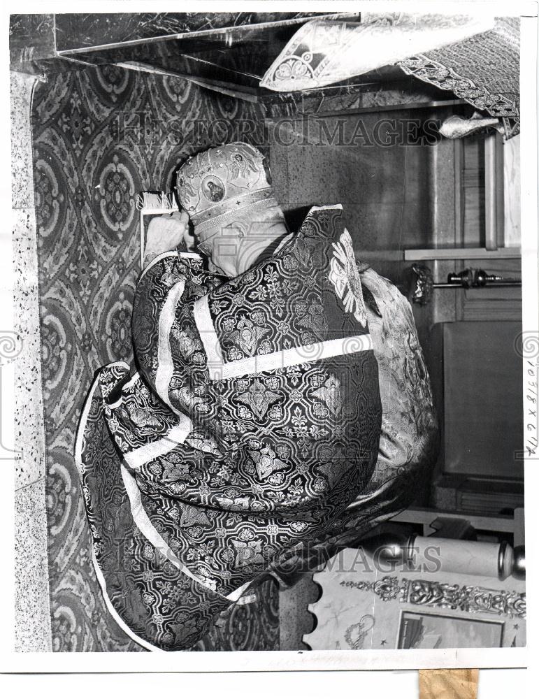 Press Photo Peter paul orthodox prostrate lent - Historic Images