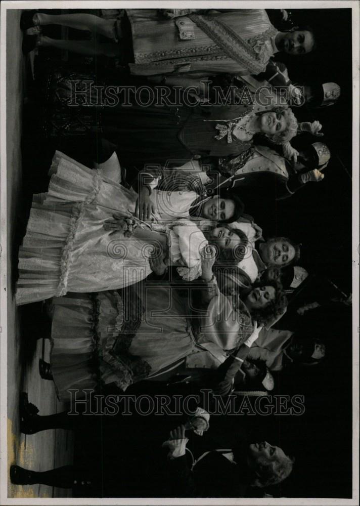 1994 Press Photo Michigan Opera Theatre Regiment - Historic Images