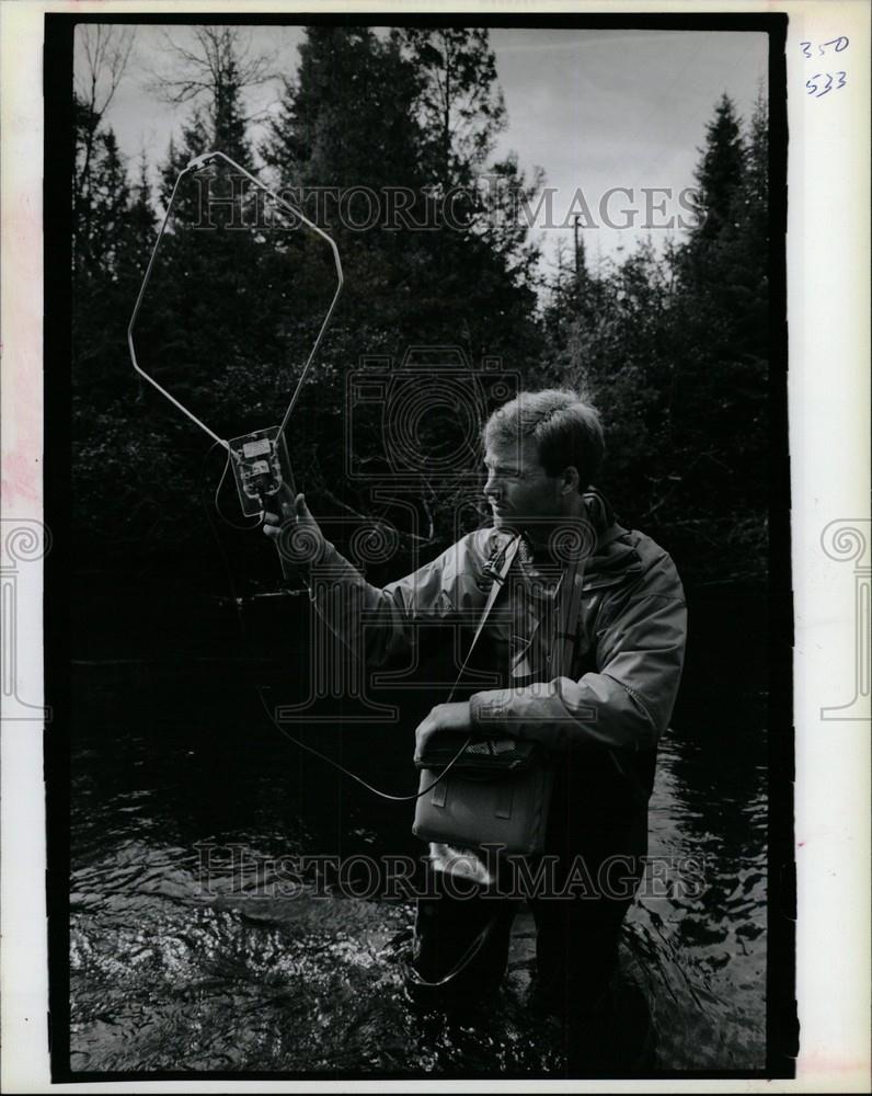 1990 Press Photo fish DNR shocking wands, Rick Hudson - Historic Images