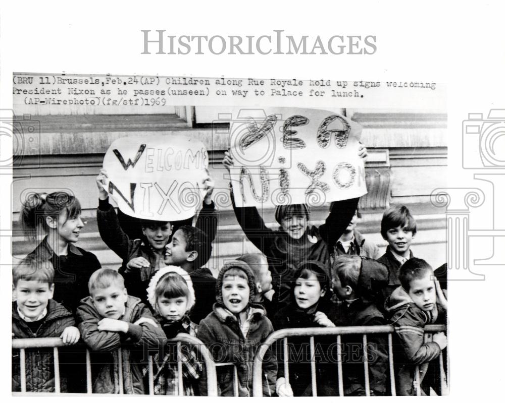 1969 Press Photo Brussels Children  Rue Royale Nixon - Historic Images