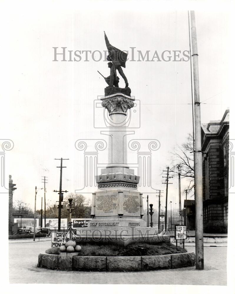 1944 Press Photo Civilian War Memorial Battle Crook - Historic Images