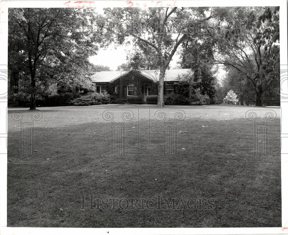 1958 Press Photo lawn grass Friday estate - Historic Images