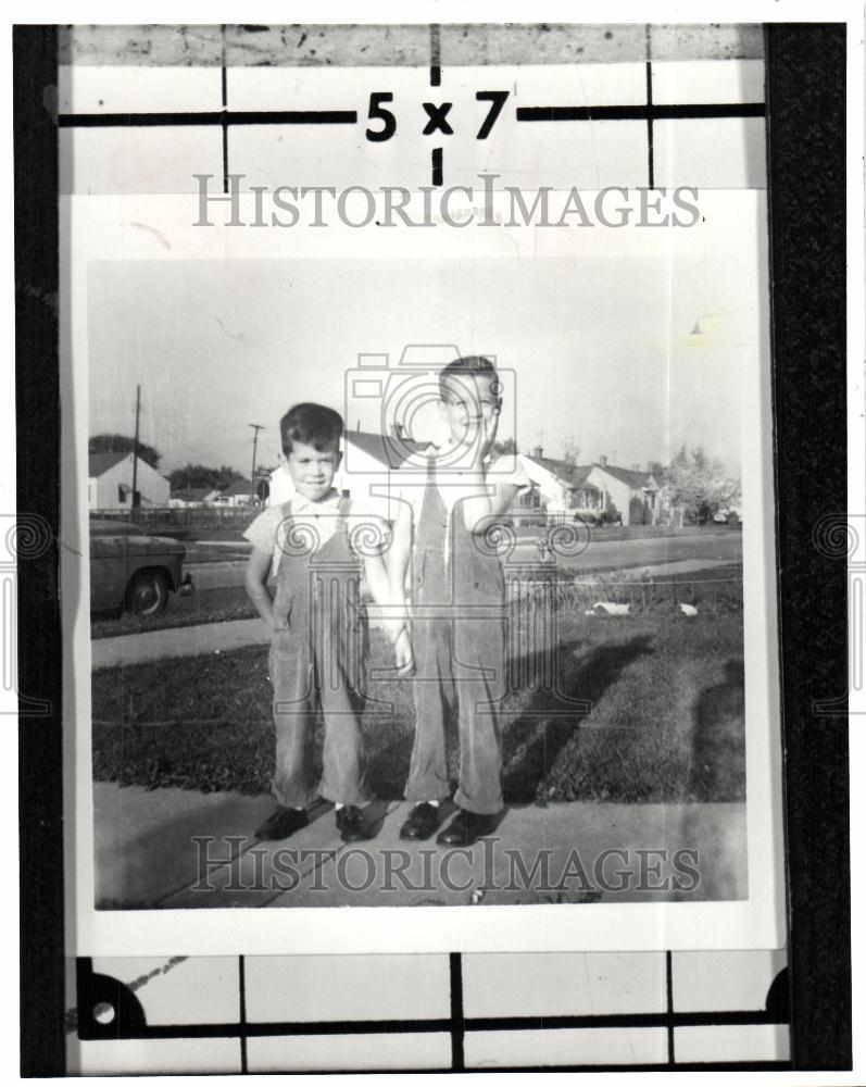 1981 Press Photo David is three and Allan is five. - Historic Images