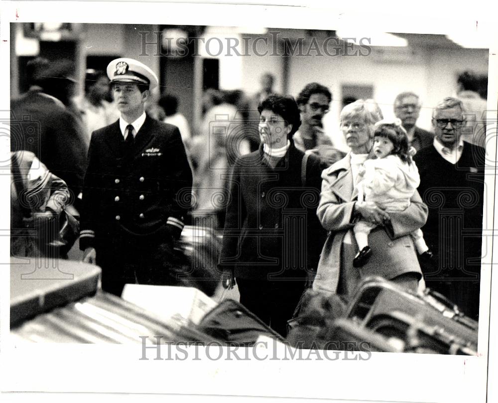 1987 Press Photo Passengers Northwest Airlines - Historic Images