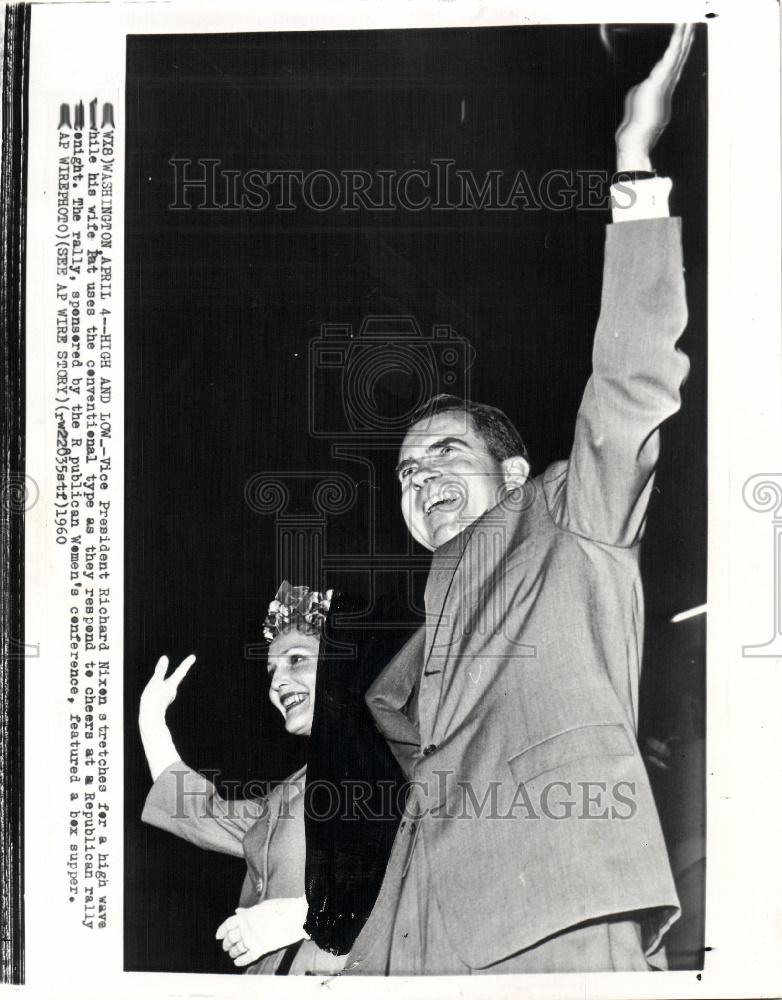 1960 Press Photo Pat &amp; President Richard Nixon waving - Historic Images