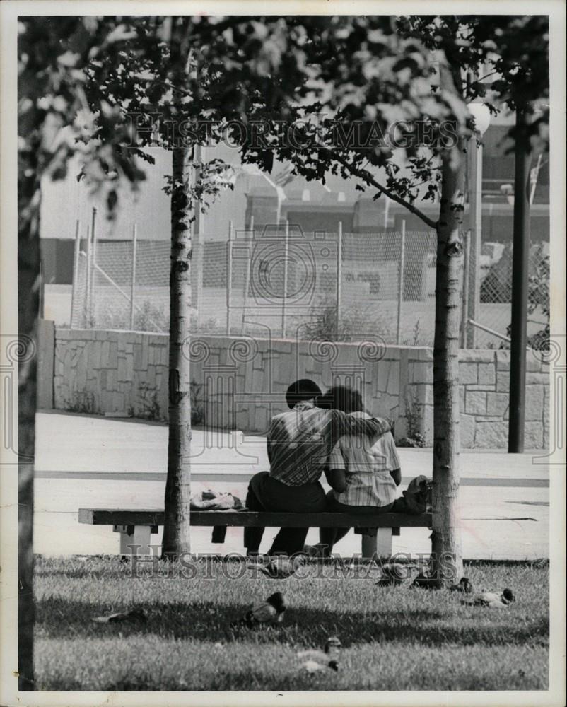 1976 Press Photo Love Emotion Affection - Historic Images