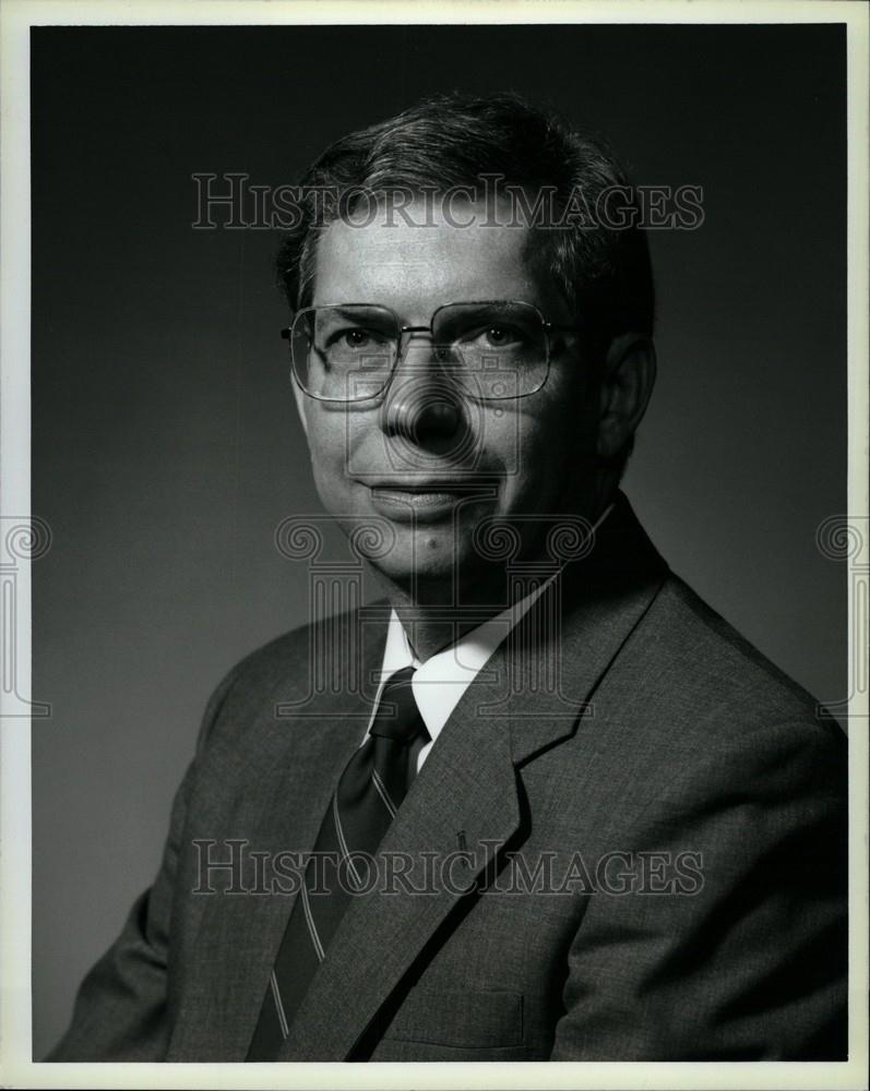 1990 Press Photo Kenneth M. Cyrus Sr. Vice President - Historic Images