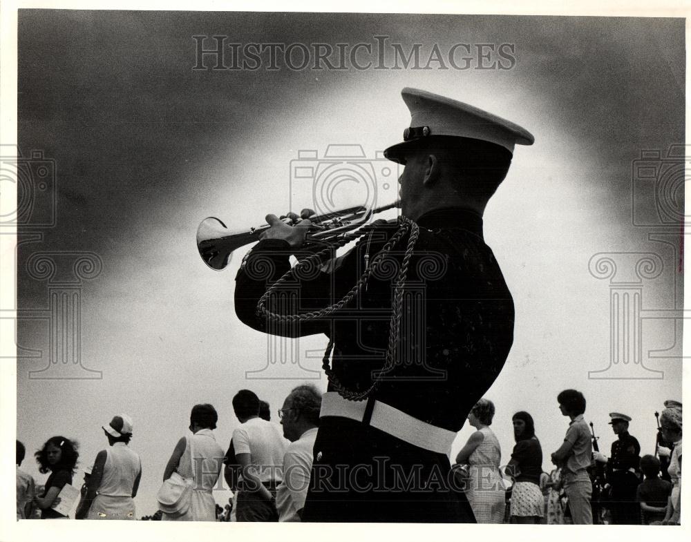 1975 Press Photo Grosse Pointe War Memorial Day - Historic Images