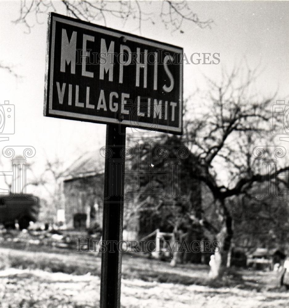 1953 Press Photo Memphis Michigan Ring out the old - Historic Images