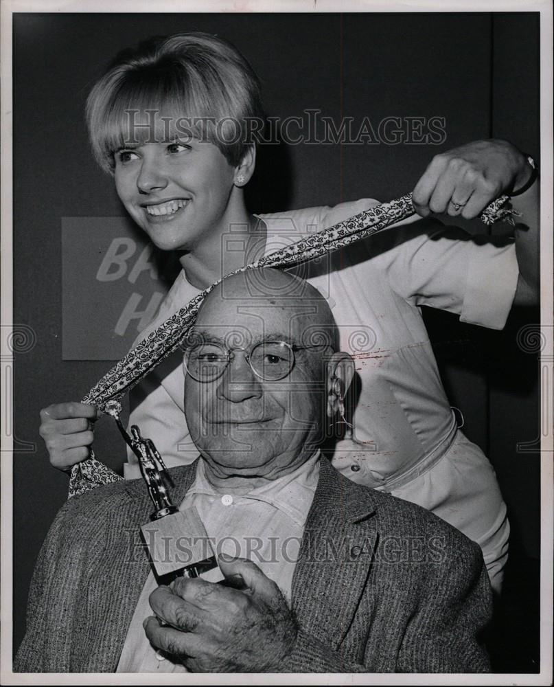 1967 Press Photo trophy winner bald baldest balding old - Historic Images