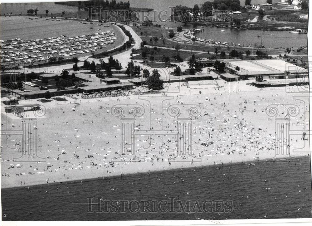 1959 Press Photo summer weekend throngs widebeach water - Historic Images