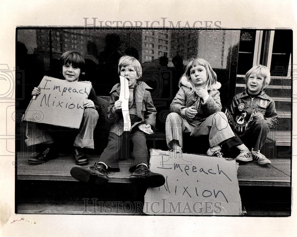 1973 Press Photo Picketing gets tiresome protest bumper - Historic Images