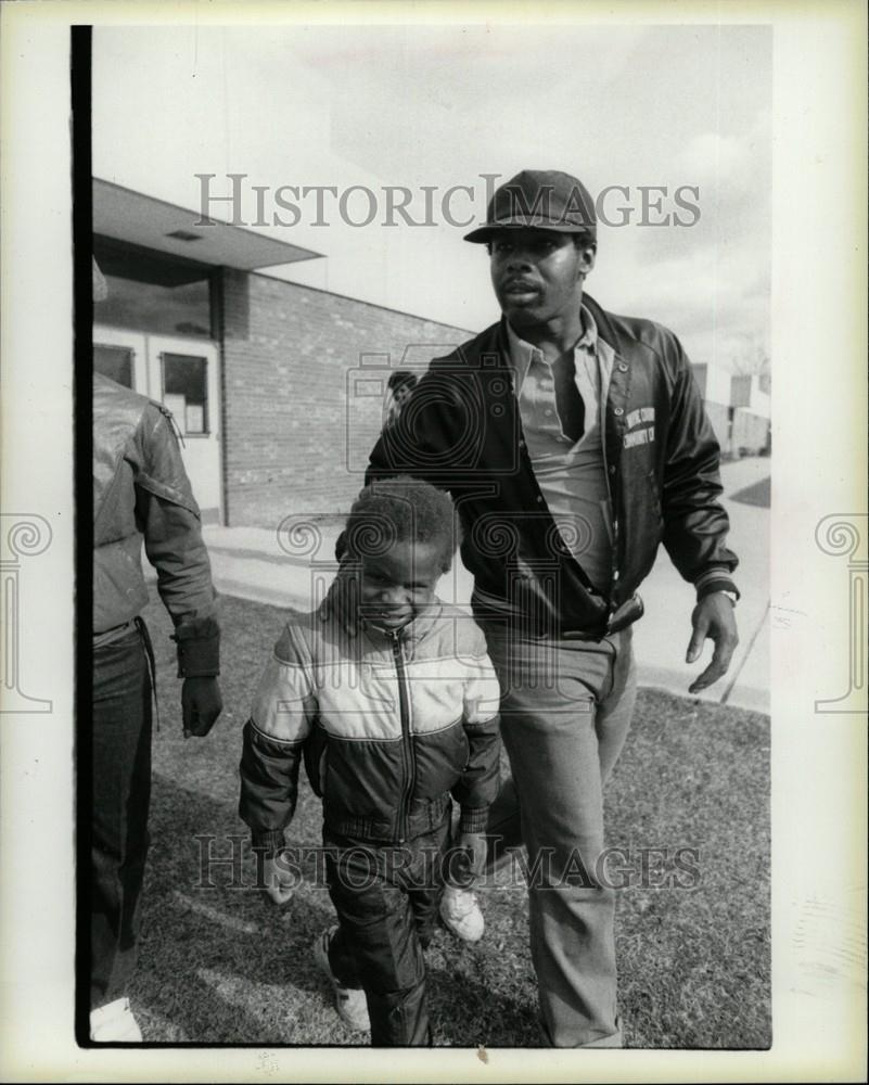 1985 Press Photo mr thomas with son landers thomas - Historic Images