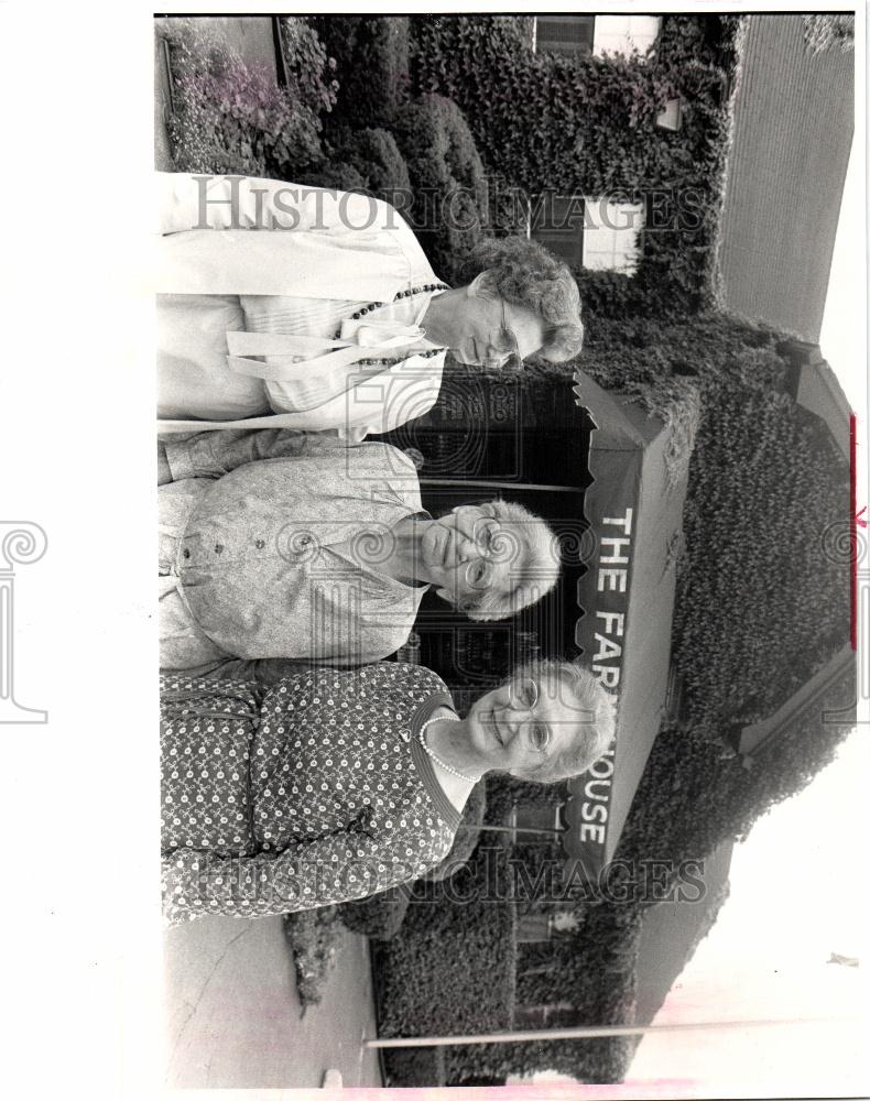 1983 Press Photo Trambust Hazel Park Farm House Food - Historic Images