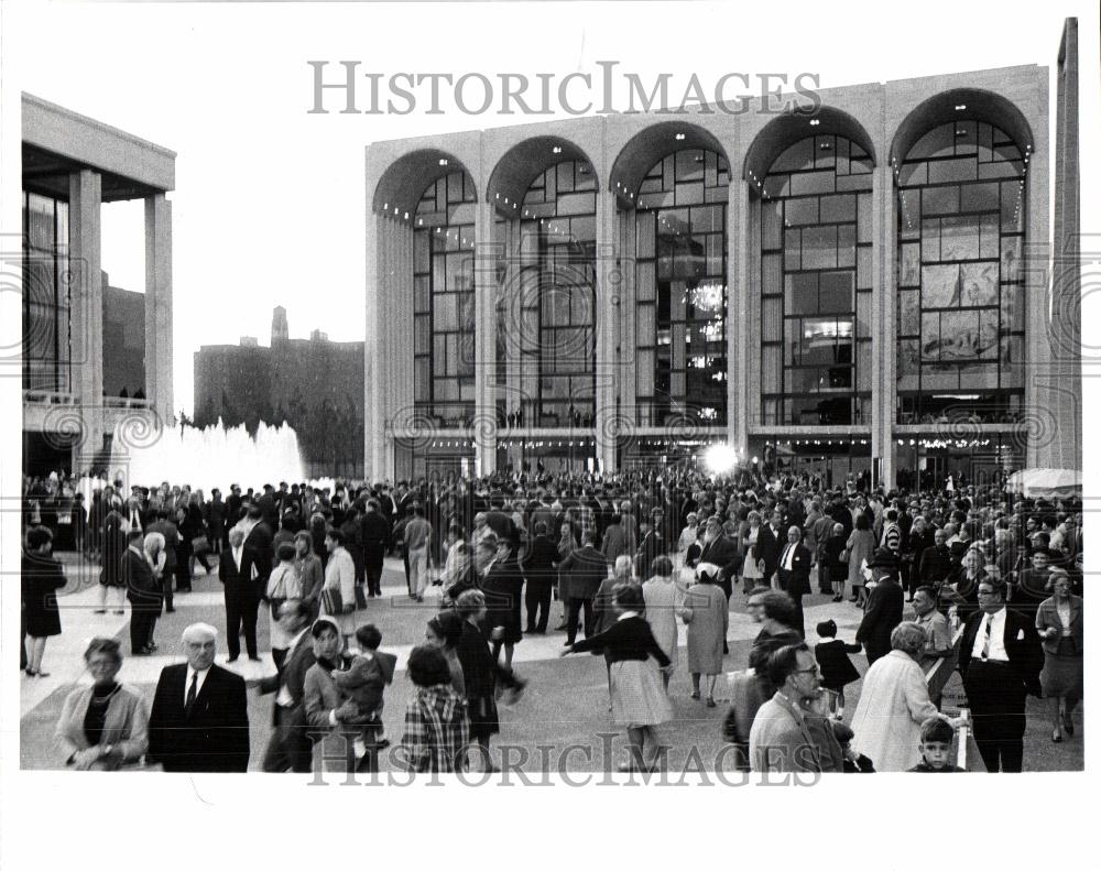 1966 Press Photo Crowd in the front of Opera House - Historic Images