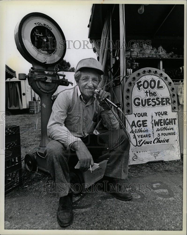 1978 Press Photo Weight Guesser Lou Mazer - Historic Images