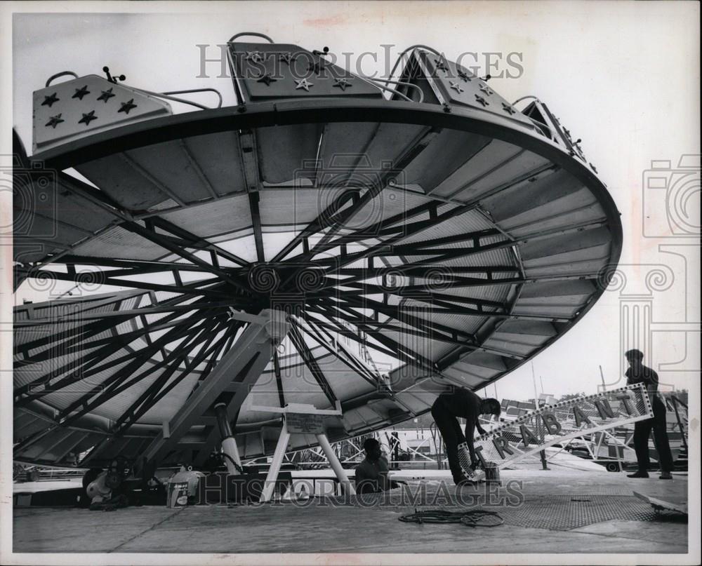 1965 Press Photo Young faces midway rides State Fair - Historic Images