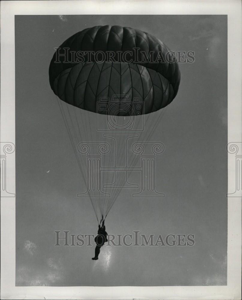 Press Photo Michigan National Guard Paratrooper - Historic Images