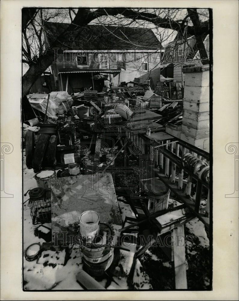 1975 Press Photo Hector McGregor beehives litter - Historic Images