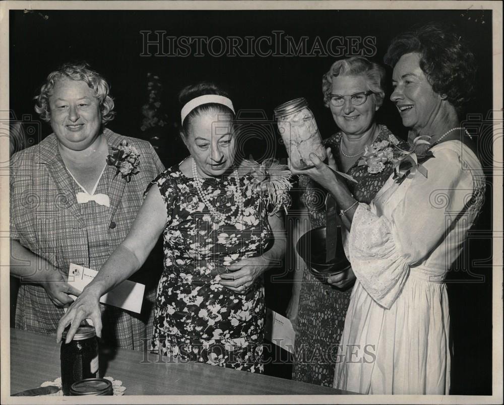 1966 Press Photo Fred Cobb George Romney Lady Homemaker - Historic Images