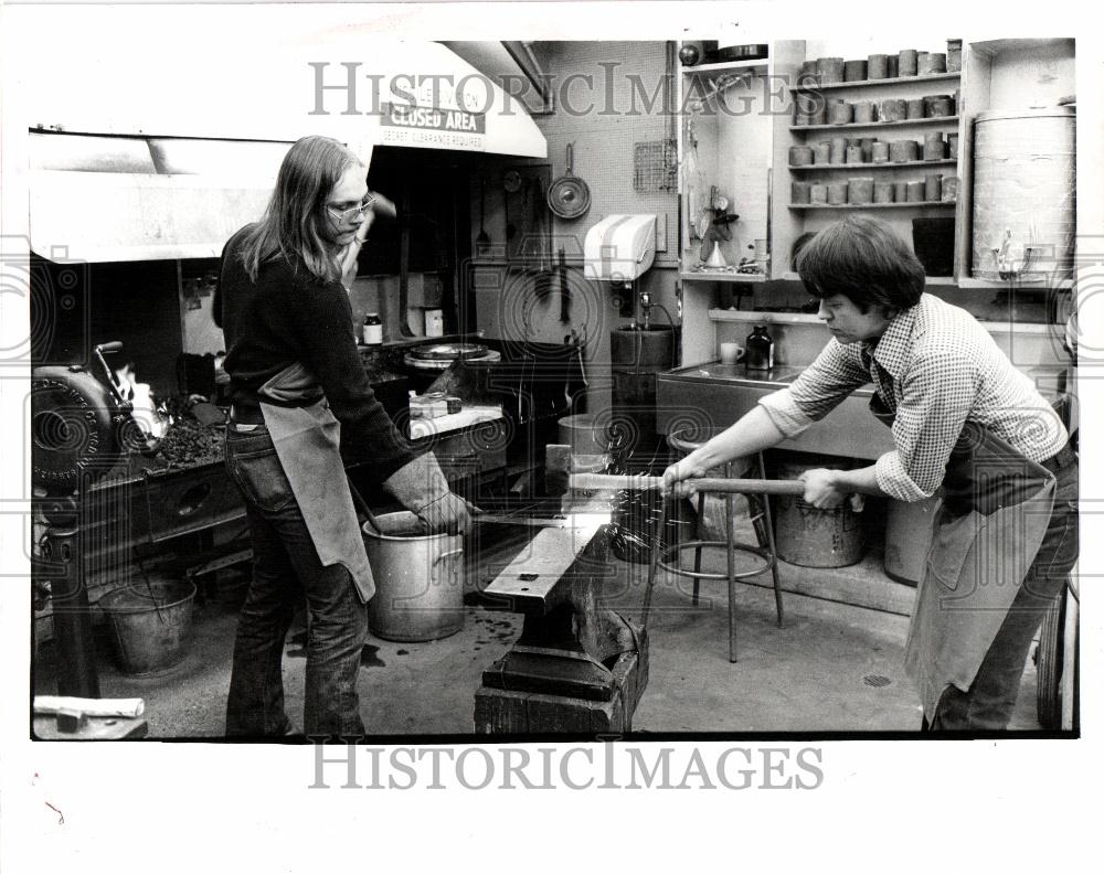 1977 Press Photo Men Working David Huffman  Joseph Rub - Historic Images