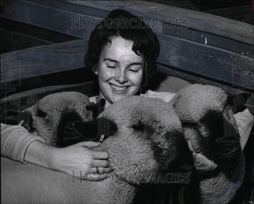 1963 Press Photo Susan Good nuzzles lambs - Historic Images