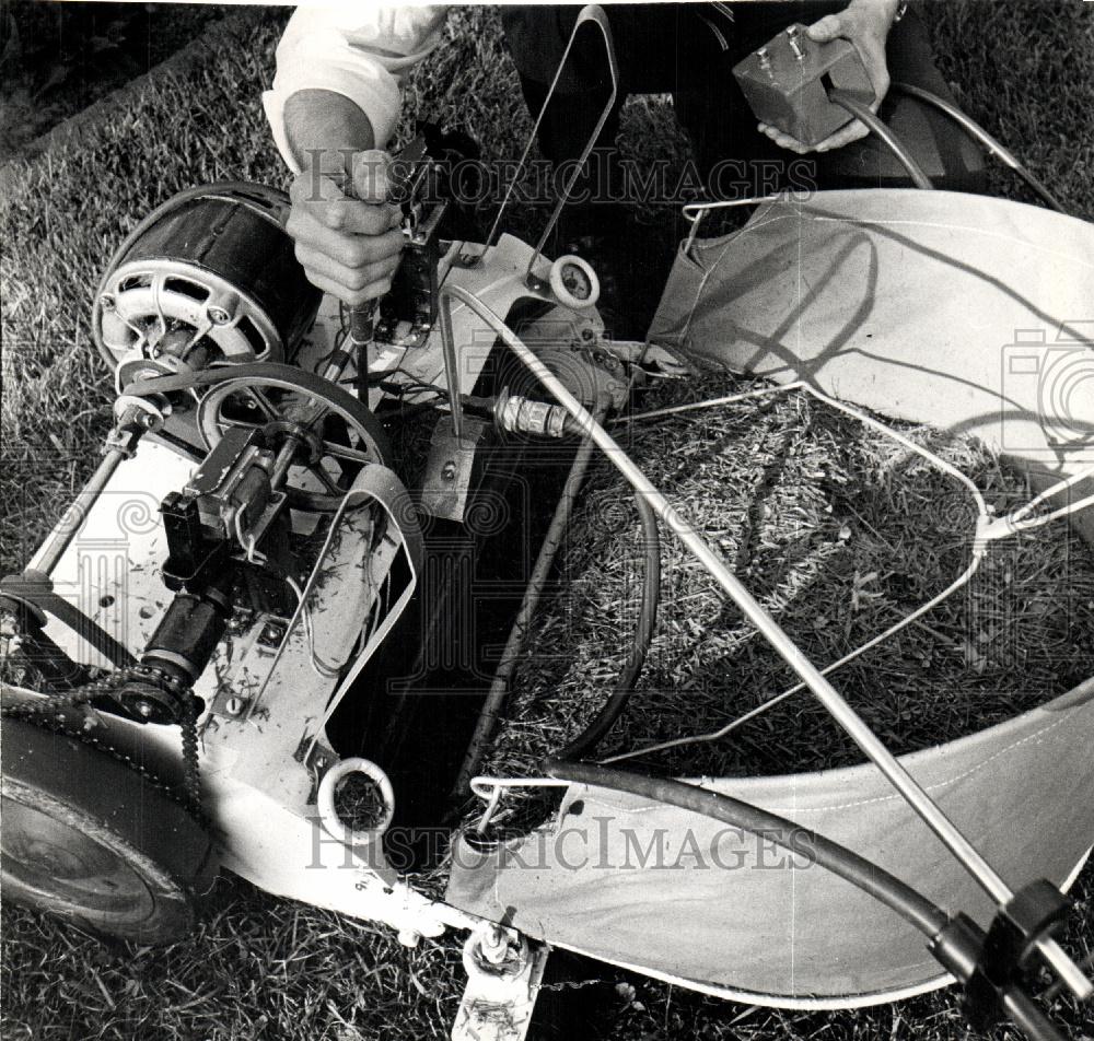 1965 Press Photo William Jr. Judd and lawn mower - Historic Images