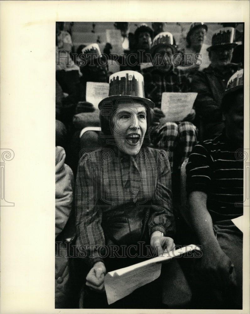 1987 Press Photo Maco Protestor Hetty Keaton Chants - Historic Images