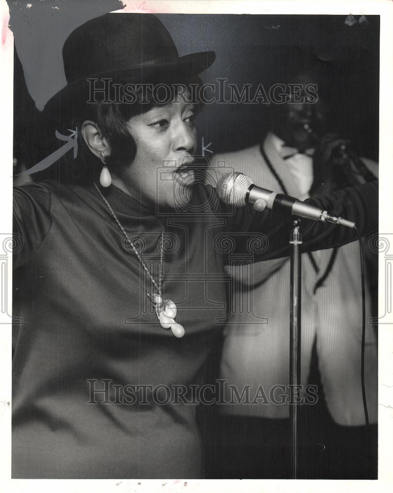 1974 Press Photo olive brown singing microphone - Historic Images