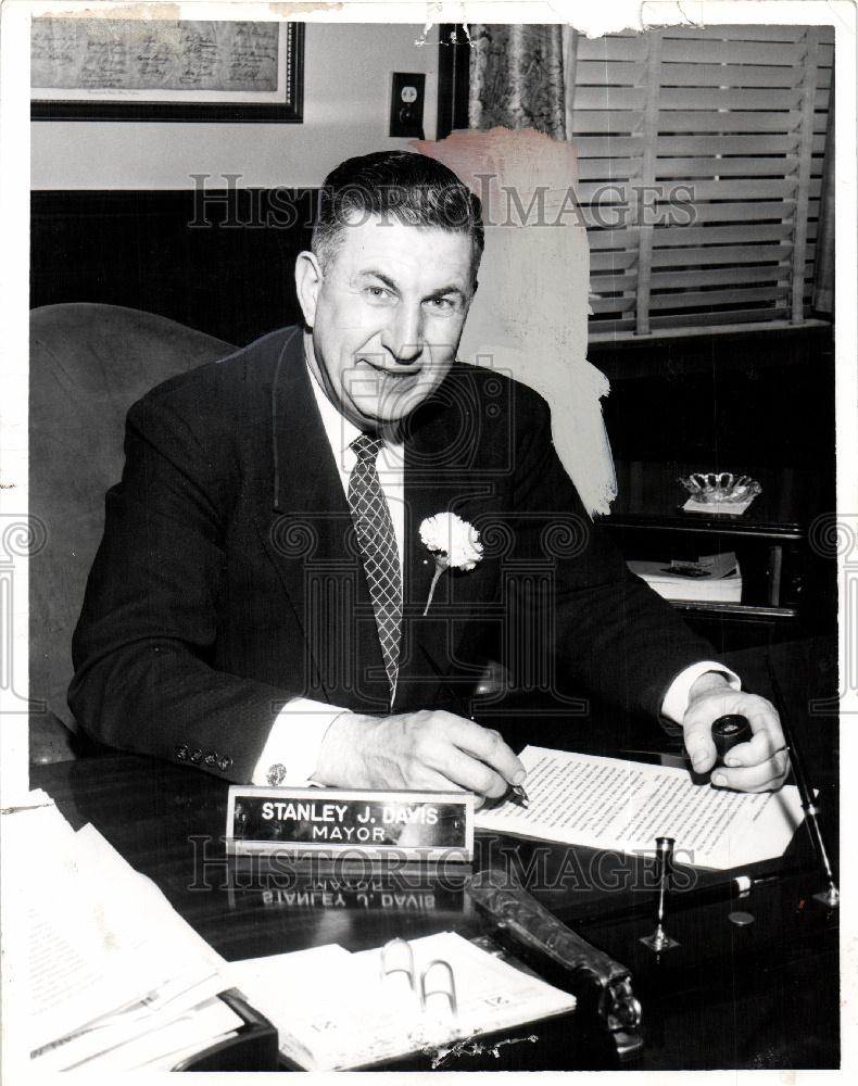 1963 Press Photo Stanley Davis Emeritus Professor Mayor - Historic Images