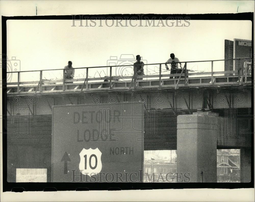 1987 Press Photo CREW MEMBERS WORK - Historic Images